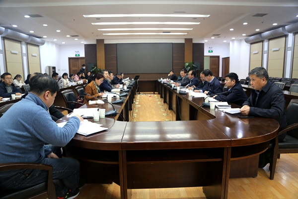 学校召开体育运动委员会会议.jpg