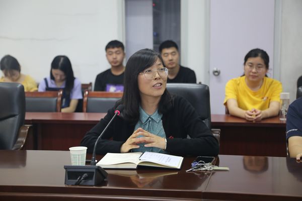 园艺学院    主持会议.jpg